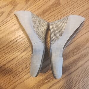 AEROSOLES Women's Cream Heels